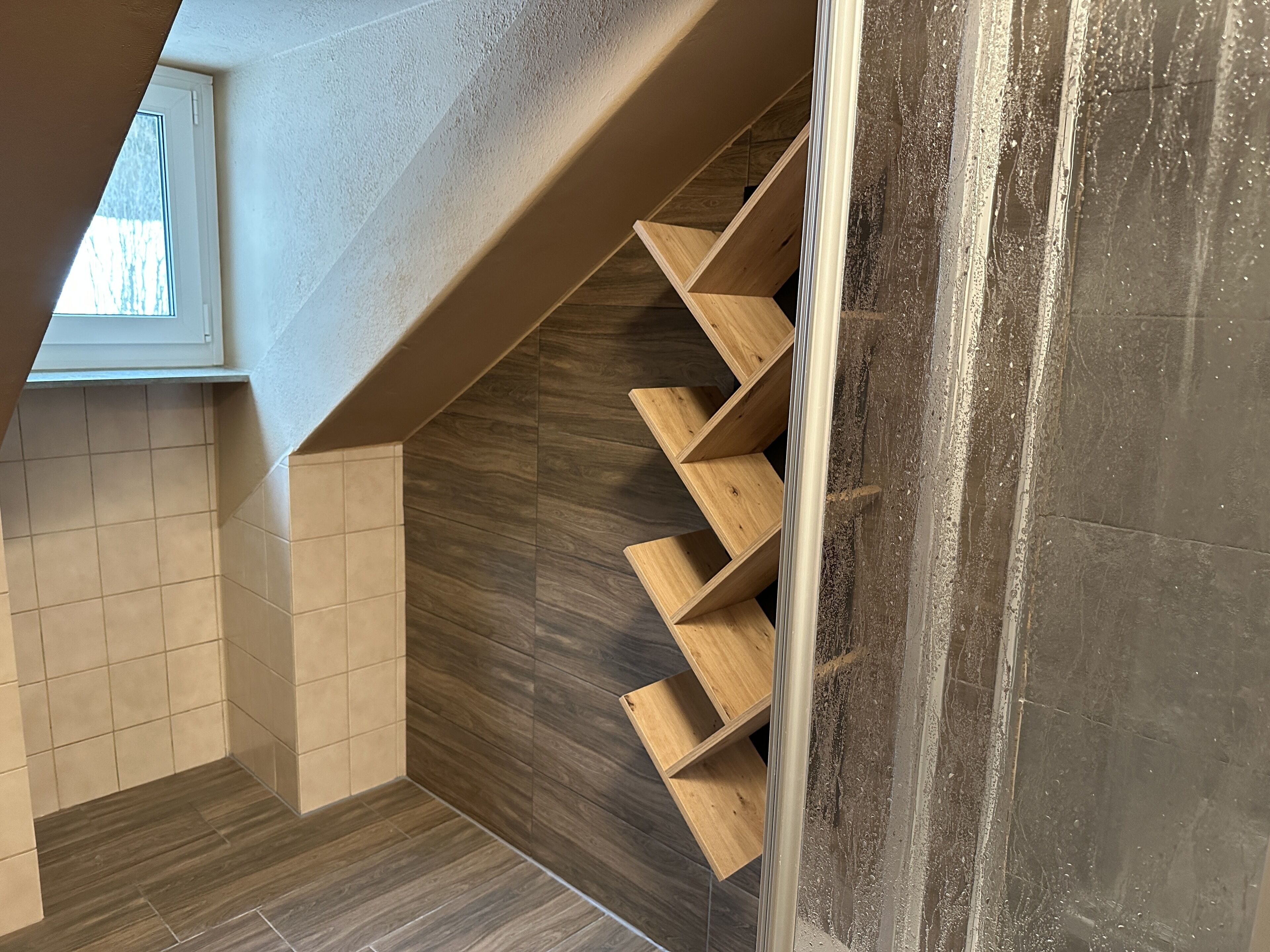 Eine moderne Treppe mit Holzboden und Fliesen.