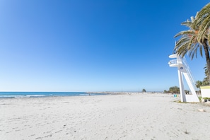 På stranden
