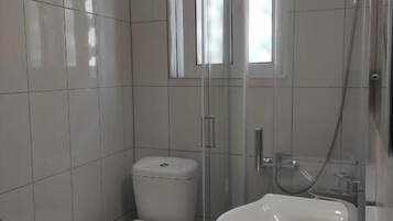 City-lejlighed | Badeværelse | Bruser, designertoiletartikler, hårtørrer, håndklæder