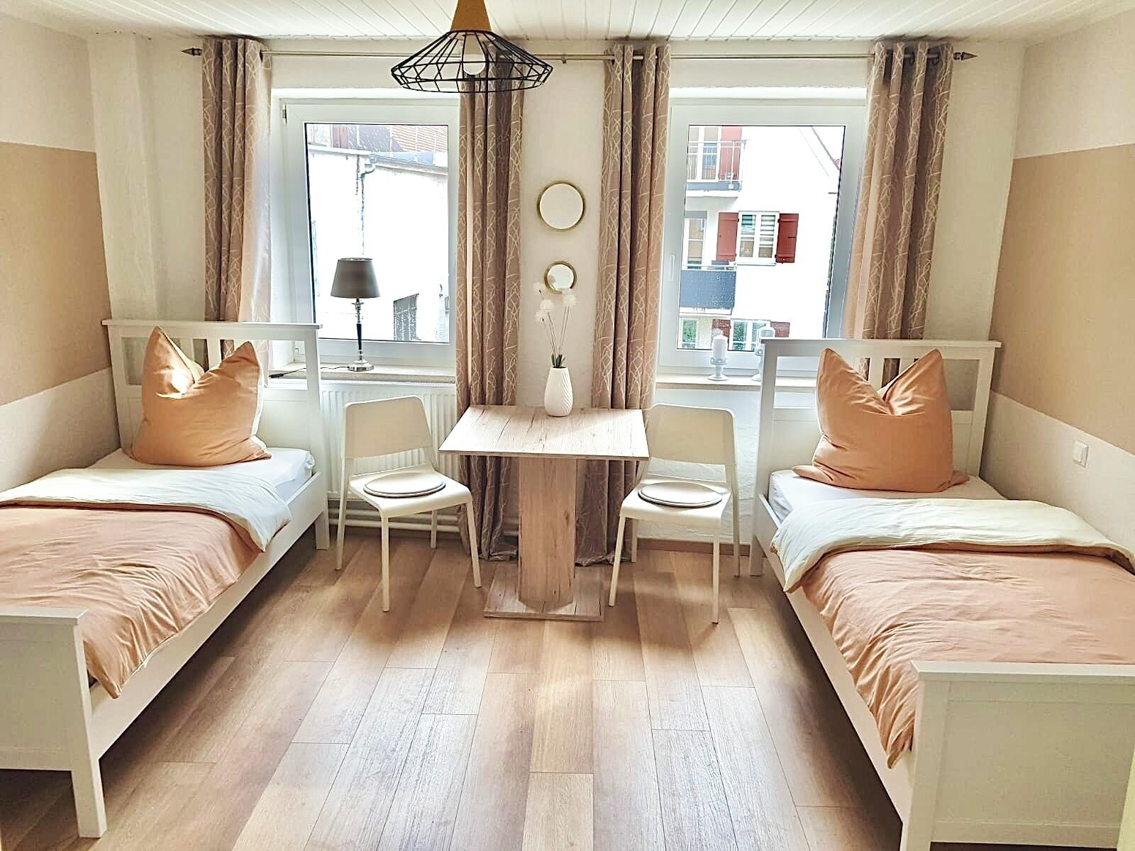 ห้องบิสซิเนสดับเบิลหรือทวิน | เครื่องนอนป้องกันสารก่อภูมิแพ้, ผ้านวมขนเป็ด, เตียงเมมโมรีโฟม