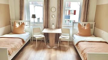 Business-Doppel- oder -Zweibettzimmer | Allergikerbettwaren, Daunenbettdecken, Betten mit Memory-Foam-Matratzen