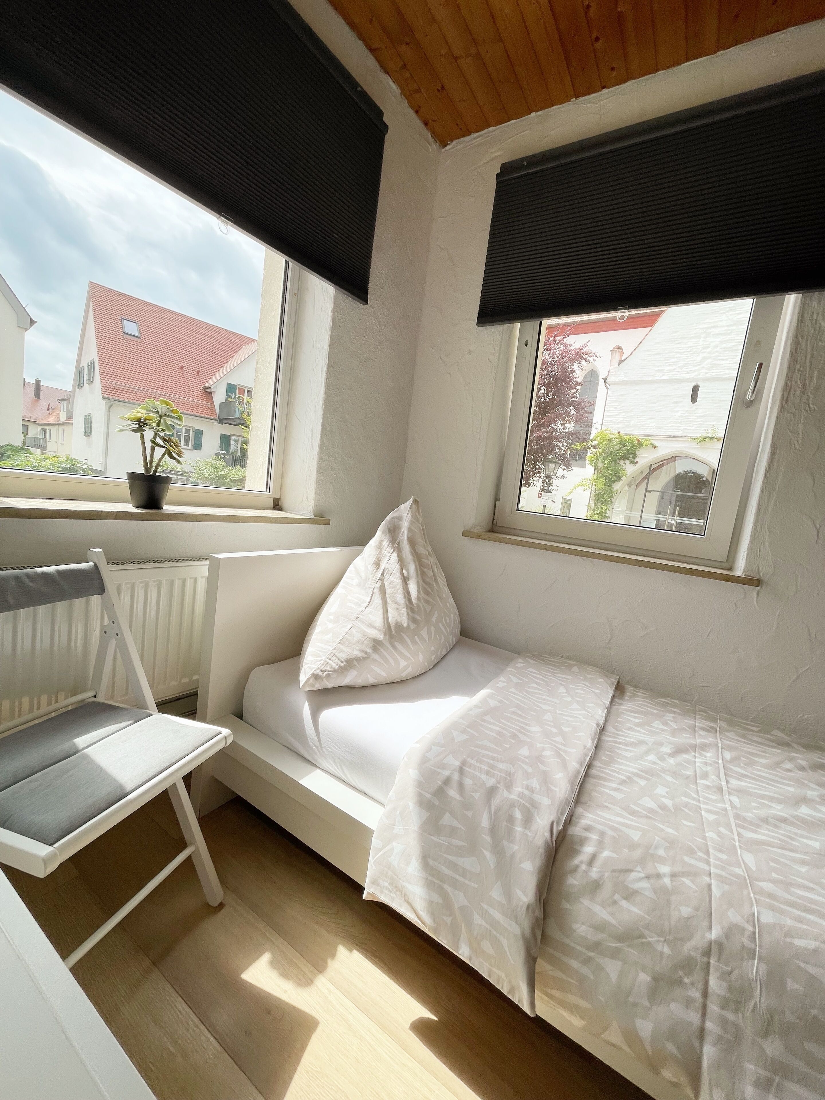 ห้องเบสิกซิงเกิล | เครื่องนอนป้องกันสารก่อภูมิแพ้, ผ้านวมขนเป็ด, เตียงเมมโมรีโฟม