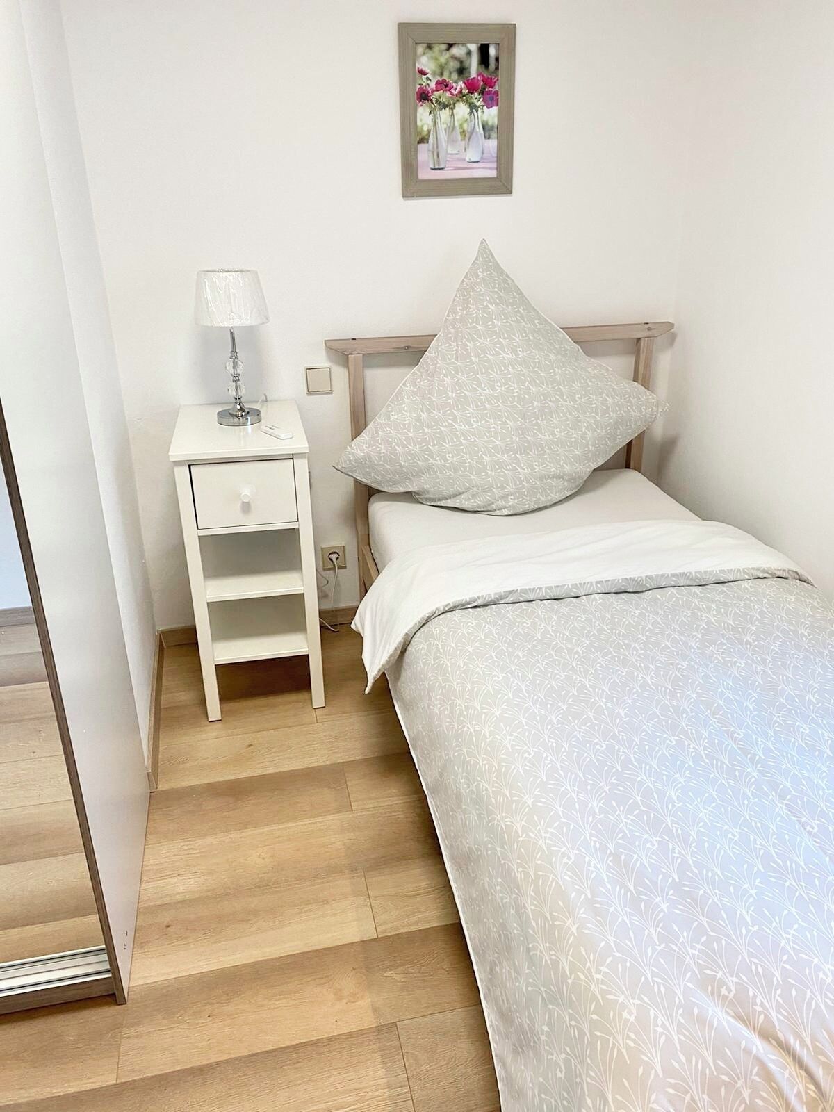 ห้องคลาสสิกซิงเกิล | เครื่องนอนป้องกันสารก่อภูมิแพ้, ผ้านวมขนเป็ด, เตียงเมมโมรีโฟม