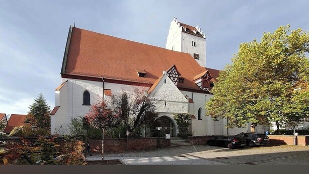 A church with a red roof and a bell tower. - Haus Leipheim (Leipheim)