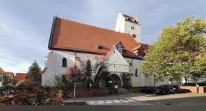 A church with a red roof and a bell tower. - Haus Leipheim (Leipheim)