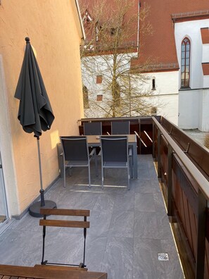 Kamar Twin Klasik, 2 Tempat Tidur Twin, Bebas Asap Rokok, lantai mezzanine | Teras/patio