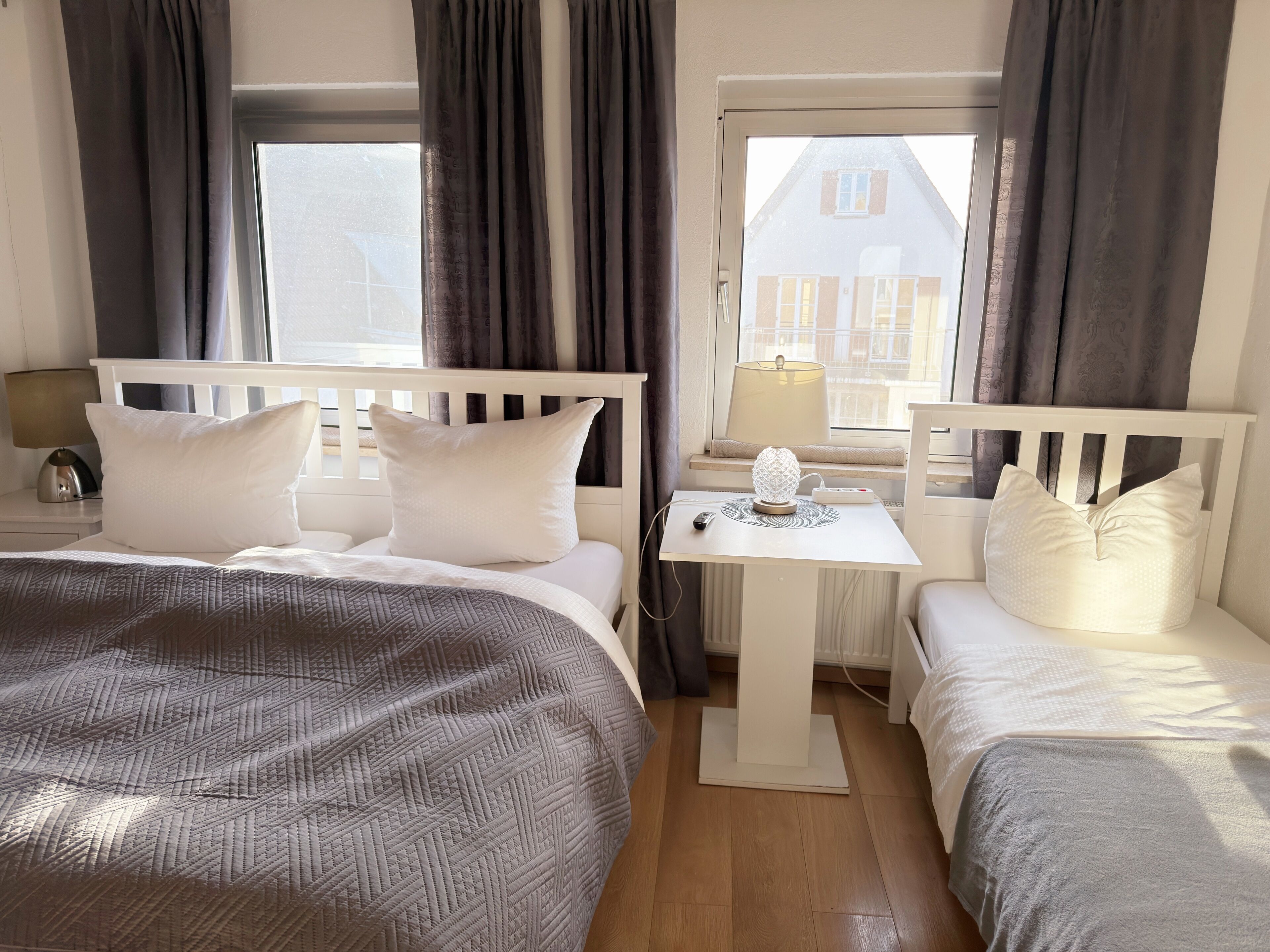 ห้องคอมฟอร์ททริปเปิล | เครื่องนอนป้องกันสารก่อภูมิแพ้, ผ้านวมขนเป็ด, เตียงเมมโมรีโฟม