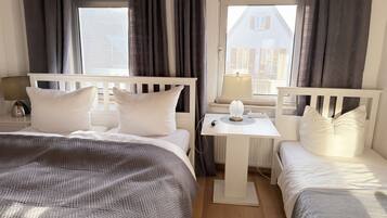 Comfort-Dreibettzimmer | Allergikerbettwaren, Daunenbettdecken, Betten mit Memory-Foam-Matratzen