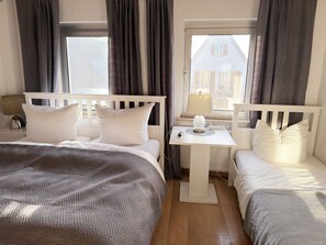 Comfort driepersoonskamer | Hypoallergeen beddengoed, donzen dekbedden, bedden met traagschuimmatras