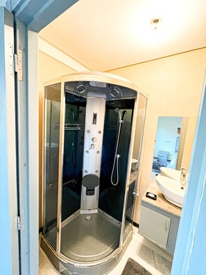 Dusche, Haartrockner, Handtücher, Seife