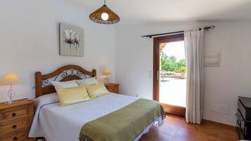 4 bedrooms, iron/ironing board, free WiFi, bed sheets