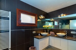 Vasca, asciugacapelli, asciugamani