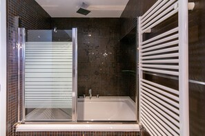 Baignoire, sĂšche-cheveux, serviettes fournies