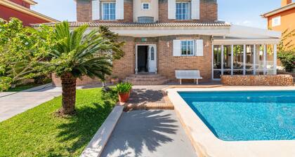 Villa 'Villa Laura' con piscina privada, Wi-Fi y aire acondicionado