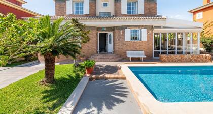 Villa 'Villa Laura' with Private Pool, Wi-Fi and Air Conditioning