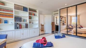 3 bedrooms, iron/ironing board, free WiFi