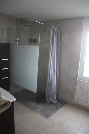 Shower, hair dryer - Holiday Home "Gîte Le Corbeau" with Private Terrace, Private Garden & Wi-Fi (Auvillers-les-Forges)