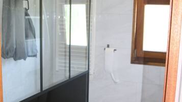 Bathtub, hair dryer, towels