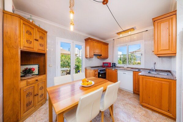 Jääkaappi, mikroaaltouuni, uuni, liesi