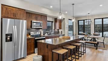 Kylskåp, mikrovågsugn, ugn och spishäll