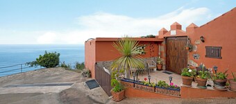 Vacation Home "Finca Los Angeles" with Sea View, Private Terraces & Wi-Fi