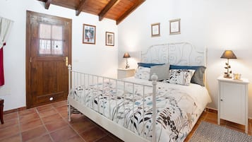 3 slaapkamers, een strijkplank/strijkijzer, gratis wifi, beddengoed