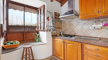 Frigorifero, microonde, forno, piano cottura