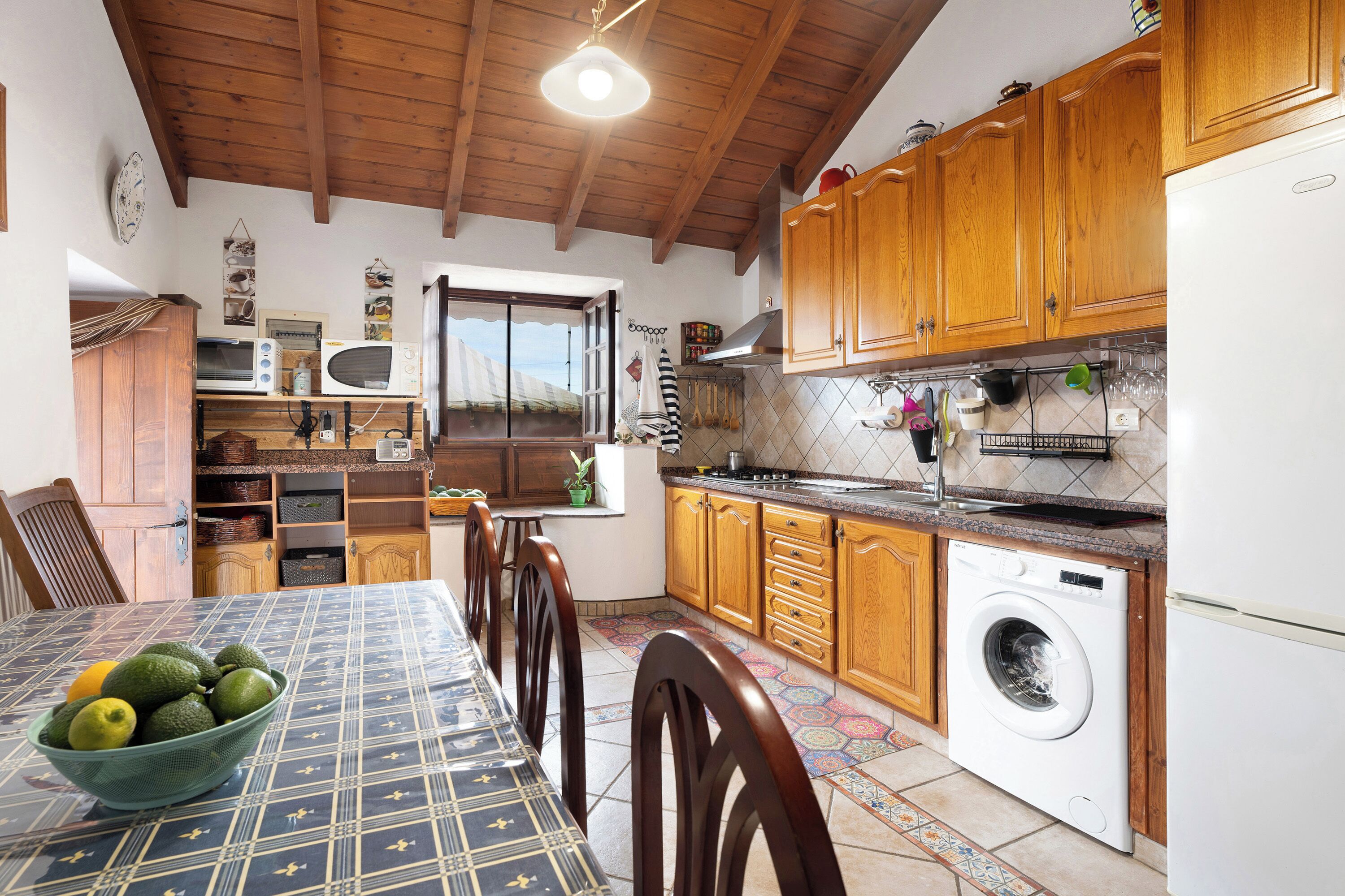 Frigorífico, microondas, horno y placa de cocina