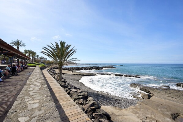 On the beach - Vacation Apartment "Bungamerica272" with Shared Pool, Private Terrace & Wi-Fi (Costa Adeje)