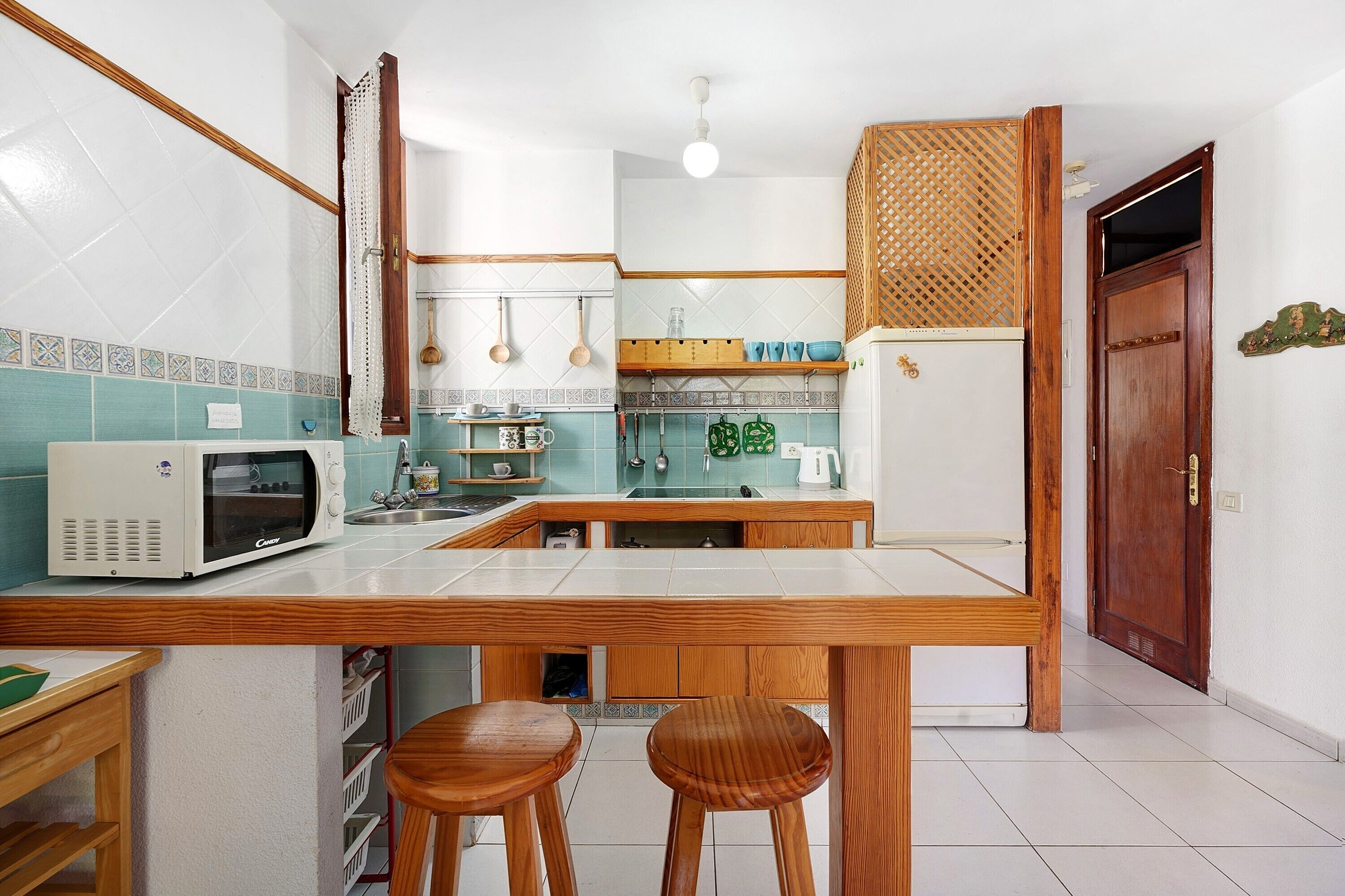 Coffee/tea maker, fridge, microwave, stovetop