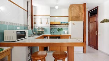 Coffee/tea maker, fridge, microwave, stovetop