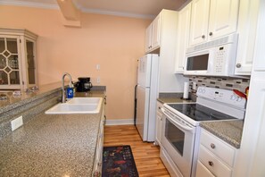 Private kitchen - 10% discounts year round. 3 bedroom condo. Gated community. Near beach. Pool. (Little River)