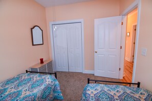 Room - 10% discounts year round. 3 bedroom condo. Gated community. Near beach. Pool. (Little River)