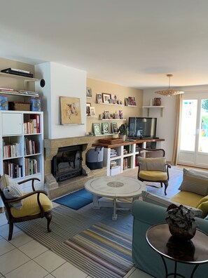 Télévision, cheminée, livres