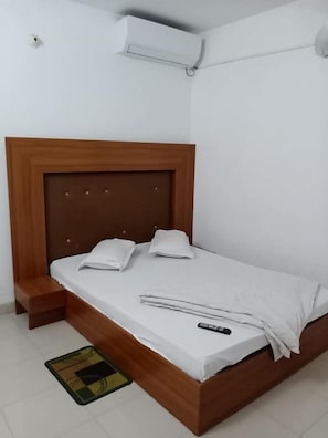 Cubrecamas, decoración personalizada, muebles diferentes y escritorio 
