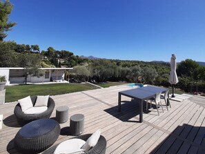 Outdoor dining - Property at the foot of the Pagnol hills, 15 minutes from Cassis (Aubagne)