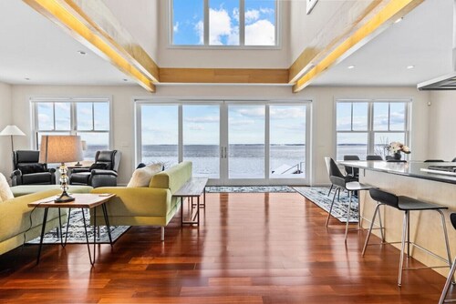 Chic Modern Lake Getaway!