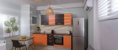 City Apartment | Private kitchen | Full-size fridge, oven, stovetop, coffee/tea maker
