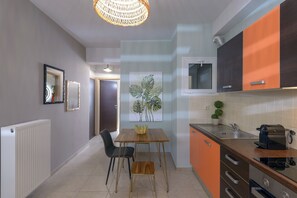 Apartemen Kota | Dapur pribadi | Lemari es besar, oven, kompor, dan mesin pembuat kopi/teh