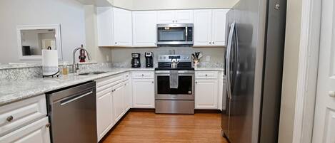 Een koelkast, een magnetron, een oven, een vaatwasser