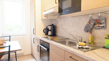 Frigorífico, microondas, horno y placa de cocina