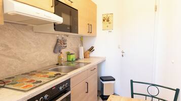 Kühlschrank, Mikrowelle, Ofen, Herdplatte