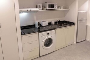 Kaffetrakter/tekoker, mikrobølgeovn, brødrister og kjøkkenutstyr