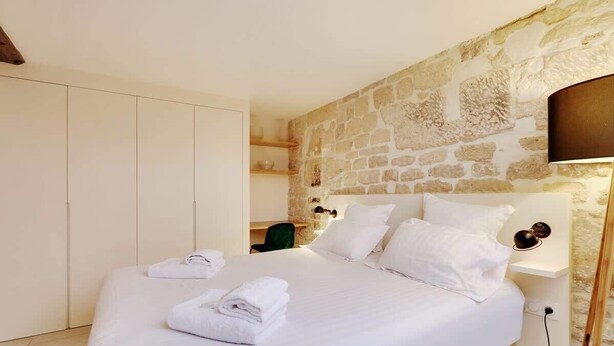Room - An Atypical 2-BR on l'Ile de la Cité (Paris)