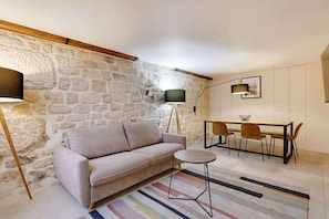 TV, offices - An Atypical 2-BR on l'Ile de la Cité (Paris)