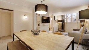 Dining - An Atypical 2-BR on l'Ile de la Cité (Paris)