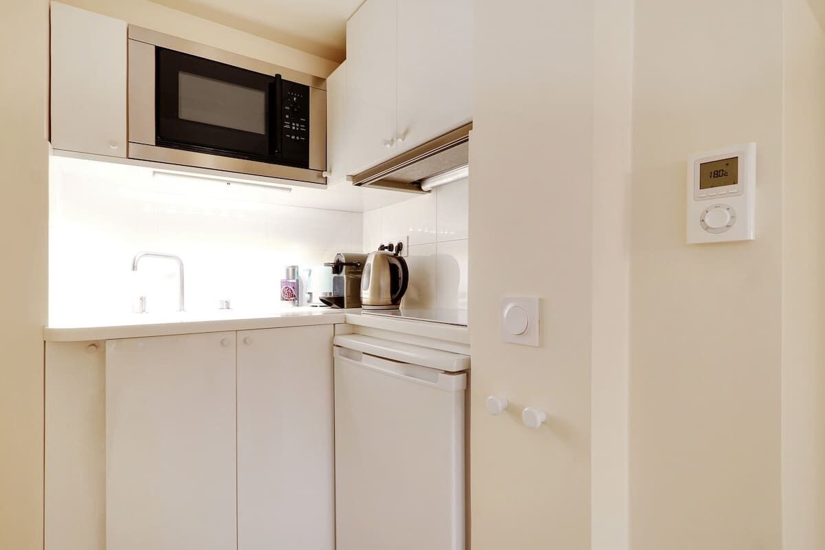 Coffee/tea maker, fridge, microwave, stovetop