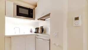 Private kitchen - An Atypical 2-BR on l'Ile de la Cité (Paris)