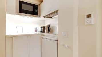 Coffee/tea maker, fridge, microwave, stovetop