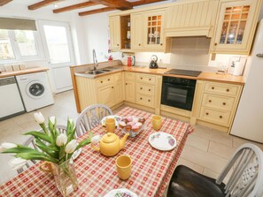 Réfrigérateur, bouilloire électrique, grille-pain